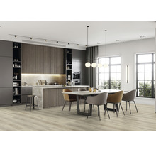 Moderne Küche mit Esstisch und hellem Bodenbelag