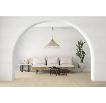 Wohnzimmer mit hellem Bodenbelag, Sofa, Tisch und Dekoration