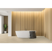 Helles Badezimmer mit freistehender Badewanne, Holzwand und Pflanze im Topf