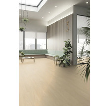 Heller Raum mit Sitzbereich, Pflanzen und Holzboden.