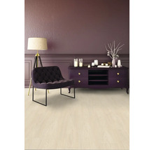 Einrichtungsbeispiel mit Sessel, Kommode und Stehlampe in einem Zimmer mit hellem Boden