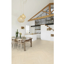 Helles Wohnzimmer mit Esstisch, offener Küche und Fischgrätparkett