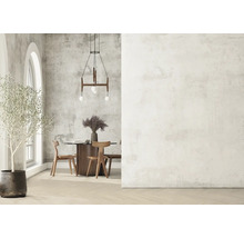 Heller Speisesaal mit Holztisch, Holzstühlen, Hängeleuchte und Topfpflanze