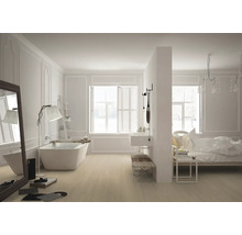 Badezimmer mit Badewanne, Waschtisch, Bett und Holzboden