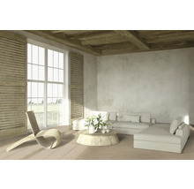 Wohnzimmer mit Couch, Sessel, Fenster mit Fensterläden und Holzbalkendecke