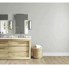 Badezimmer mit Doppelwaschtisch, Spiegeln und Wäschekorb