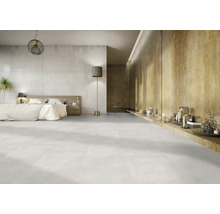 Heller, moderner Schlafraum mit Fliesenboden, Bett und dekorativen Elementen.