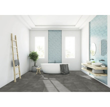 Badezimmer mit freistehender Badewanne, Waschtisch mit Aufsatzwaschbecken, Spiegeln und Handtuchleiter.