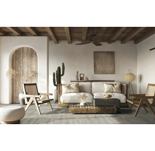 Wohnzimmer mit Sofa, Sesseln, Holztisch, Zimmerpflanze, Deckenventilator und Holzdecke im modernen Stil