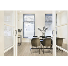 Esszimmer mit Esstisch, Stühlen und Fenster