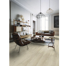 Heller Wohnraum mit Holzboden, Sessel, Sofa und Regalen