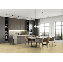 Moderne Küche mit Essbereich und hellem Holzboden