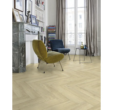 Wohnzimmer mit Fischgrätparkett, Sesseln, Kamin und Bücherregal