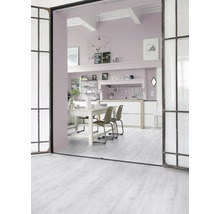 Heller Wohnraum mit offener Küche, Esstisch und Schiebetüren im Loftstil