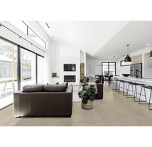 Helles Wohnzimmer mit Ledersofa, Kamin und Essbereich.