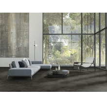 Modernes Wohnzimmer mit großem Fenster, Couch, Sessel und dunklem Boden