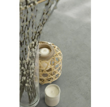 Dekorative Szene mit Kerzen, Holzlaterne und Zweigen auf grauem Bodenbelag