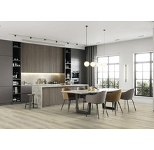 Heller, moderner Küchen- und Essbereich mit Holzboden, Esstisch und Einbauküche