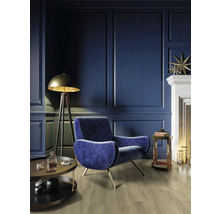 Wohnzimmer mit Sessel, Stehlampe, Couchtisch und Kamin