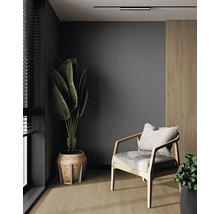 Einrichtungsbeispiel: Zimmer mit Sessel, Zimmerpflanze und Deckenleuchte für eine gemütliche Atmosphäre