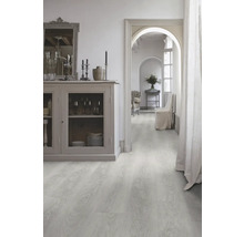 Heller Raum mit hellem Holzboden, Kommode und Durchgang zu einem weiteren Raum