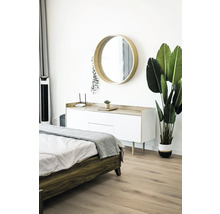 Schlafzimmer mit Bett, Kommode, Spiegel und Pflanze