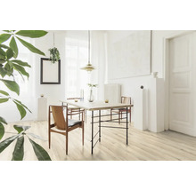 Heller Essbereich mit Holztisch, Stühlen und Holzboden