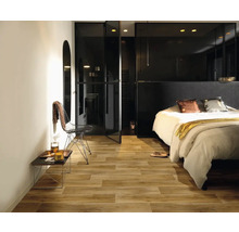 Schlafzimmer mit Holzboden, Bett und schwarzem Glastüren