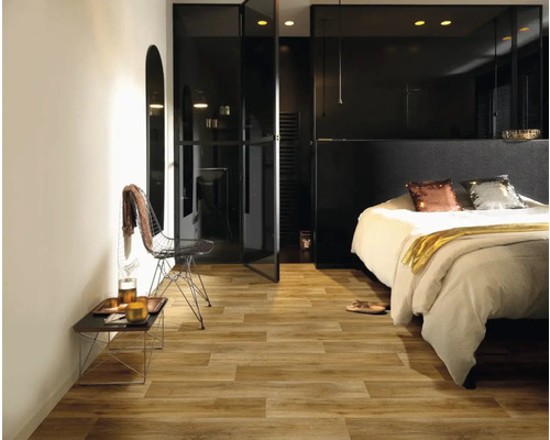 Schlafzimmer mit Holzboden, Bett und schwarzem Glastüren