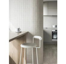 Helle Küche mit Mosaikfliesen, Barhocker und Holzarbeitsplatte