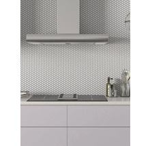 Küchenszene mit Dunstabzugshaube und sechseckigen Fliesen