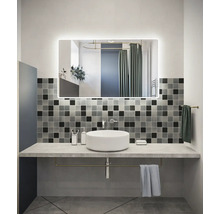 Badezimmer mit Waschtisch, Spiegel mit Beleuchtung und quadratischen Fliesen