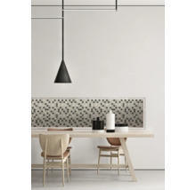 Esszimmer mit Holztisch, Stühlen und Pendelleuchte