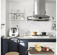 Küchenszene mit Küchenmaschine, Regalen, Dunstabzugshaube und Kochfeld vor einer sechseckigen Wandfliese