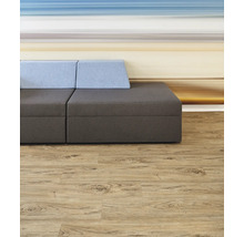 Modulares Sofa mit Stoffbezug und Holzboden