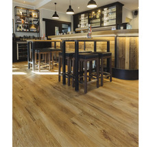 Innenraumansicht eines Restaurants mit Holzboden, Tischen und Stühlen