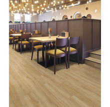 Innenraum eines Restaurants mit Tischen, Stühlen und Holzboden