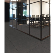 Büroraum mit dunklen Bodenfliesen und Glastrennwand zu einem Konferenzraum