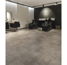 Friseursalon mit Stühlen, Waschbecken und Regalen für Produkte