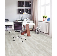 Helles Arbeitszimmer mit Schreibtischen, Bürostühlen und hellem Holzboden