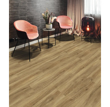 Innenraum mit Holzboden, zwei Stühlen, Beistelltisch und Lampe