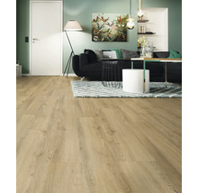 Wohnzimmer mit hellem Holzlaminat, Sofa und Dekoration