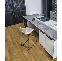 Küchenszene mit Holzboden, Küchentheke, Barhocker und Holztür