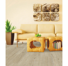 Wohnzimmer mit Sofa, Holztischen und Bodenbelag