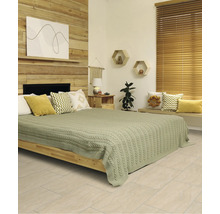 Schlafzimmer mit Bett, Decke, Kissen und Holzverkleidung