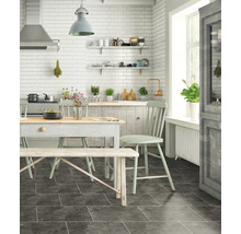 Helle Küche mit Esstisch, Stühlen, Bank und Fliesenboden.