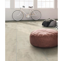 Heller Raum mit Bodenfliesen, Fahrrad und Sitzkissen