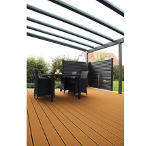 Terrasse mit Überdachung, Möbeln und Sichtschutz