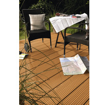 Terrasse mit Terrassendielen, Tisch und Stühlen im Garten