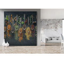 Wandpaneel mit Gewürz Motiv in einer modern eingerichteten Wohnung.